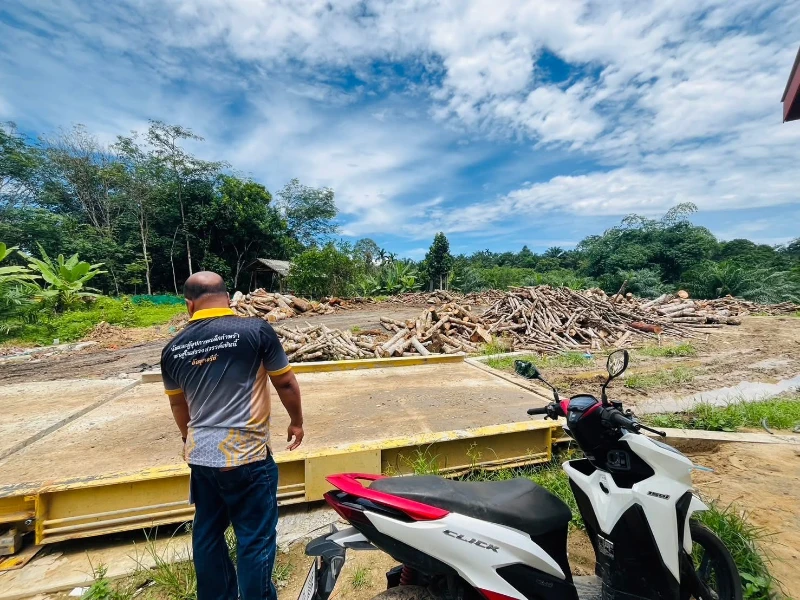 อบต.ร่มไทร : ลงพื้นที่สำรวจกิจการที่เข้าข่ายเป็นกิจการที่เป็นอันตรายต่อสุขภาพ ในพื้นที่ตำบลร่มไทร (22 พฤษภาคม 2568)